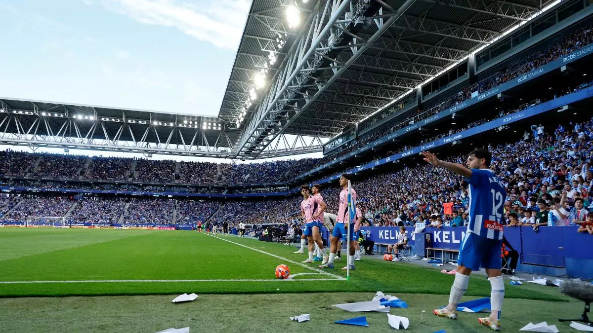 LaLiga denuncia c芍nticos ofensivos contra el Bar?a en el RCDE Stadium