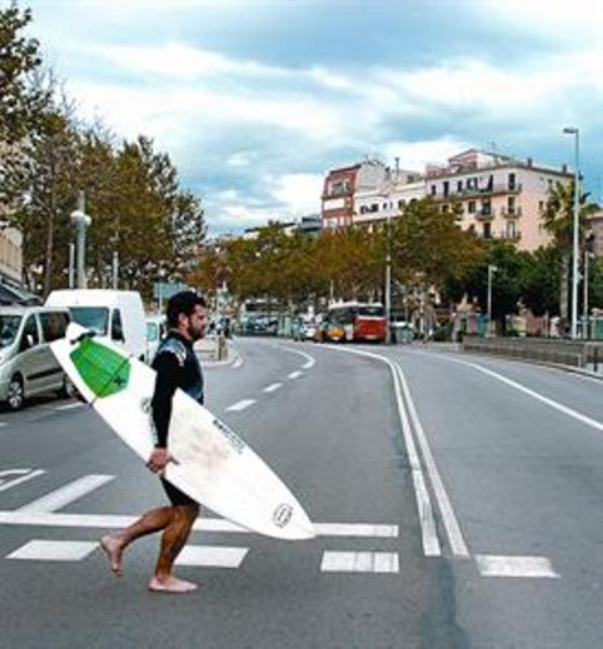 Jordi Forner travessa el carrer, camí de la platja de la Barceloneta. Jordi Forner travessa el carrer, camí de la platja de la Barceloneta.