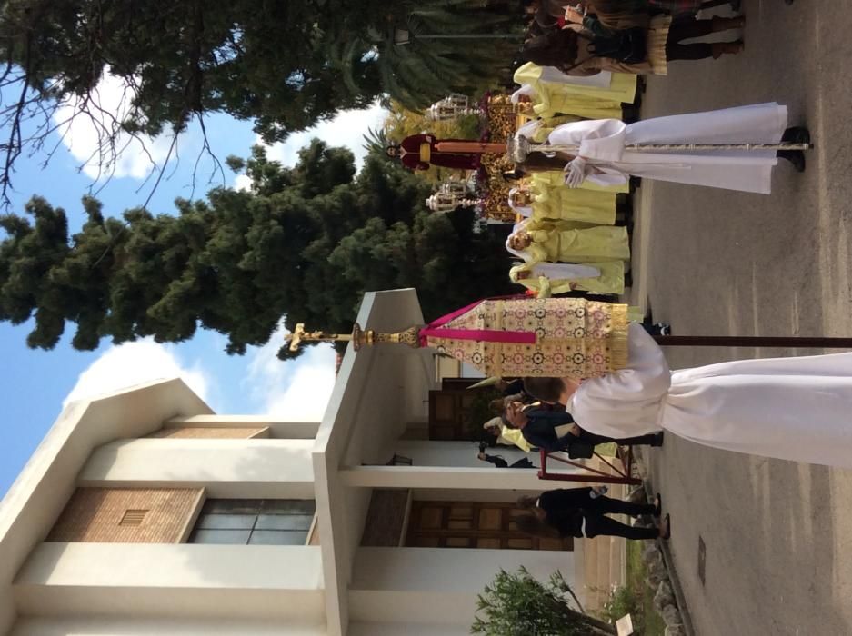 Los colegios Altabaca y Gamarra celebran sus procesiones en la mañana del Viernes de Dolores.