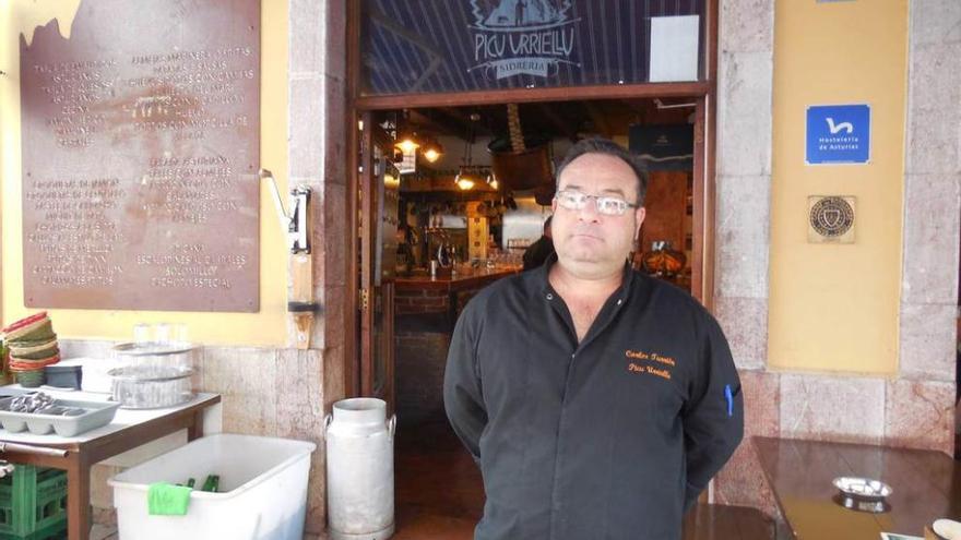 Carlos Turrión, ayer, a las puertas de su negocio en Cangas de Onís.