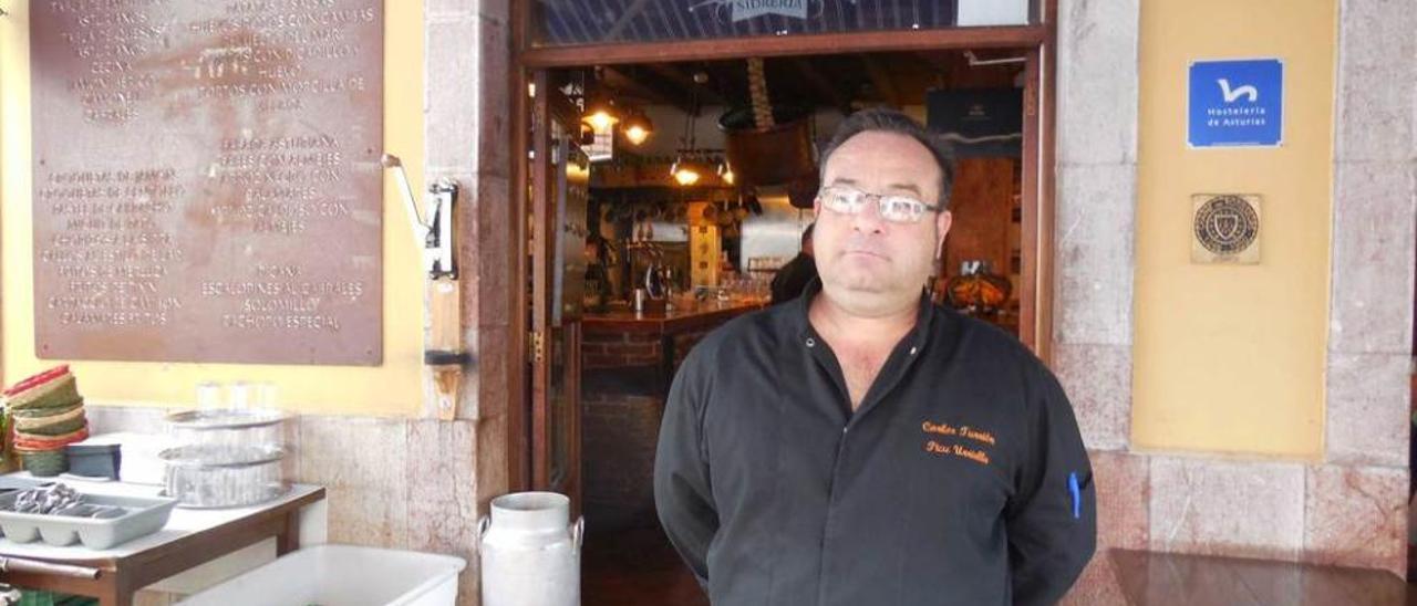 Carlos Turrión, ayer, a las puertas de su negocio en Cangas de Onís.