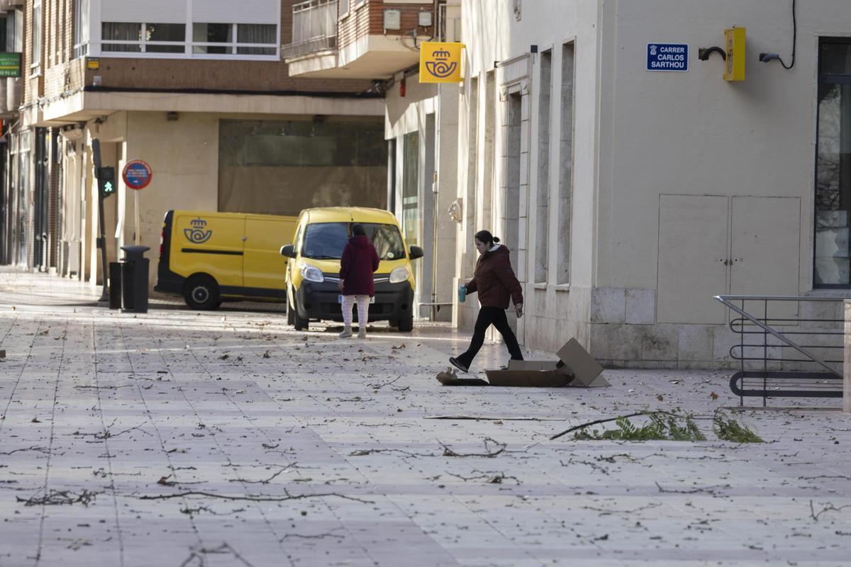 El temporal asociado a la borrasca Kristin ha dejado imágenes de impacto en Xàtiva, las rachas de viento han alcanzado niveles huracanados