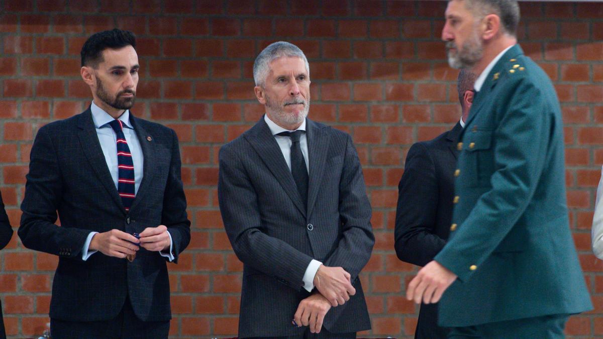 El secretario de Estado de Seguridad, Rafael Pérez (1i), y el ministro del Interior, Fernando Grande-Marlaska (c), durante el acto de entrega de medallas al Mérito de Protección Civil