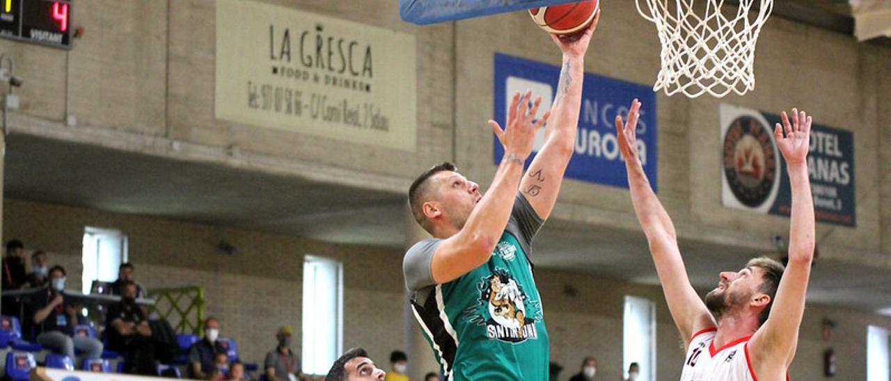 Slezas, del CB Sant Antoni, en una acción bajo el tablero ante el Group Mollet.