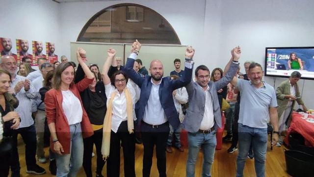 Iván Puentes celebra los resultados en la sede socialista.   | // FDV