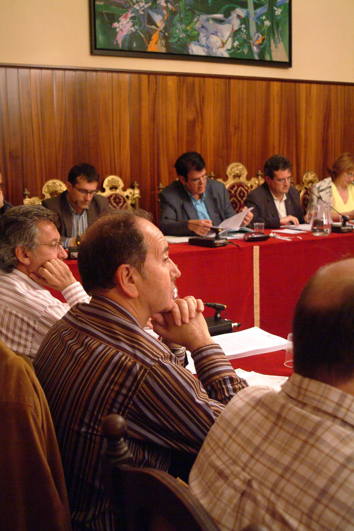 El grup d'ERC i el del PSC durant un ple de Figueres del 2006