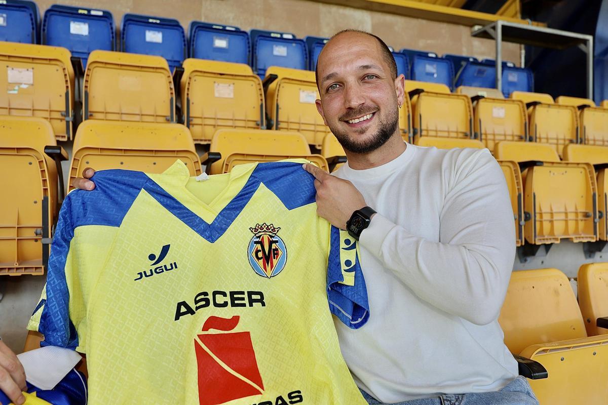 Galería | Las mejores imágenes de la espectacular colección de camisetas retro del Villarreal de Josep Cabrera