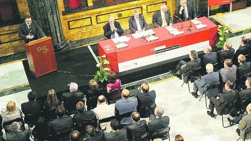 Pol Antràs, ayer, durante su discurso tras recibir el premio «Fundación Banco Herrero», en la sede de la entidad financiera, en Oviedo.