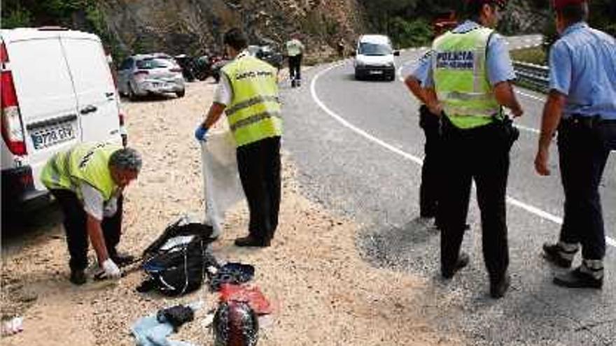 El motorista va perdre la vida en aquest revolt de Tossa quan va topar amb la furgoneta.