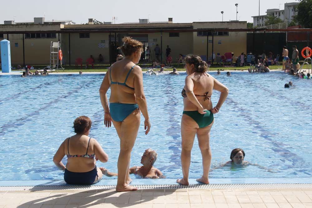 Apertura de la temporada de baños en la piscina de la calle Torremolinos