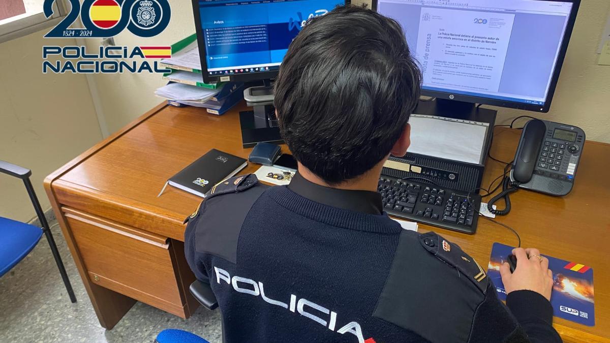 Imagen de un agente de la Policía Ncional del departamento de delitos y estafas.