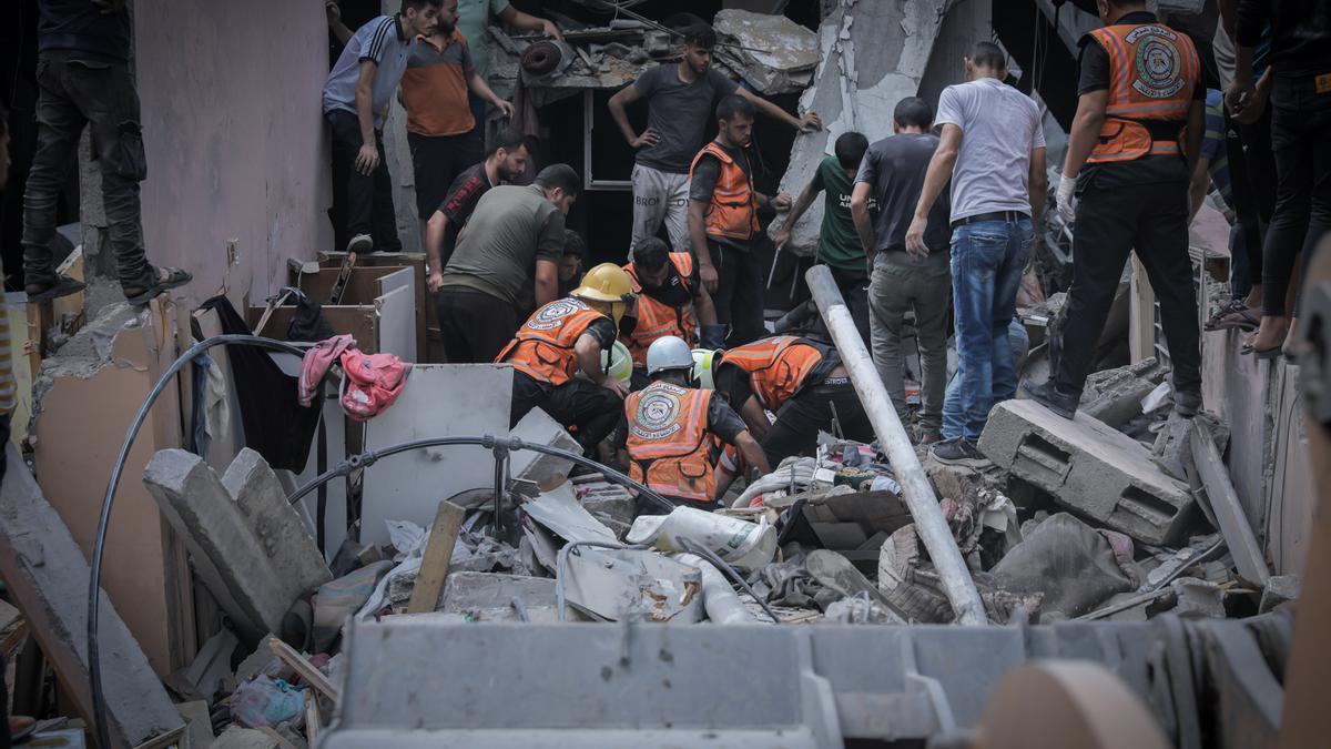 Els serveis d'emergència busquen víctimes després d'un bombardeig a Gaza