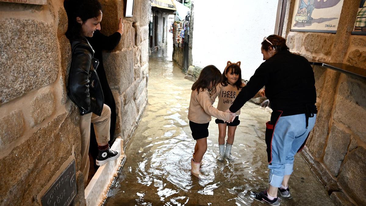 De kayak por Combarro: así vivieron sus vecinos el segundo día de inundaciones.