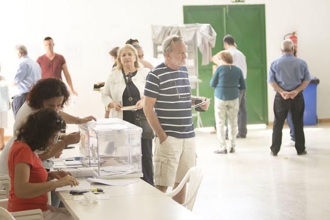 Electores canarios votando en Fuerteventura.