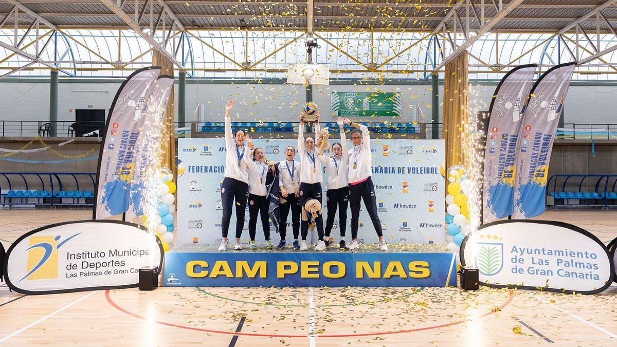 El equipo alevín de la AVT recibiendo el título de campeonas de Canarias.