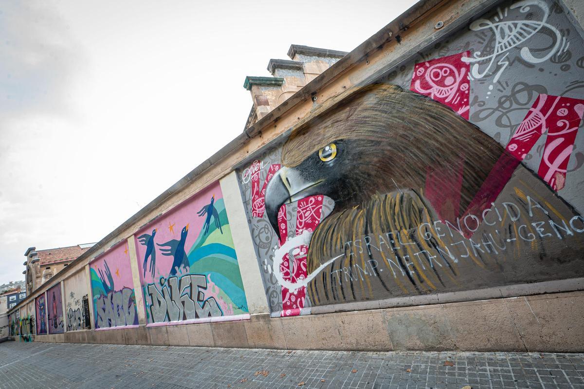 Murales pintados en las paredes de la cárcel Modelo de Barcelona