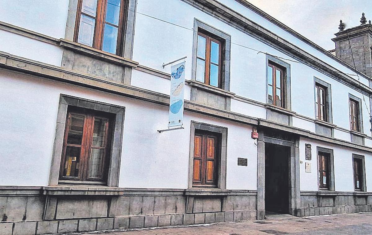 Fachada de la Casa Román, actual sede de la UNED.