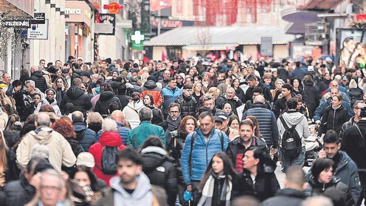 Transeúntes por la calle de Preciados en Madrid.| Sergio Pérez/Efe
