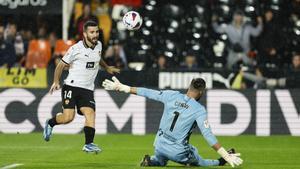 Valencia - Cádiz: El gol de Gayà