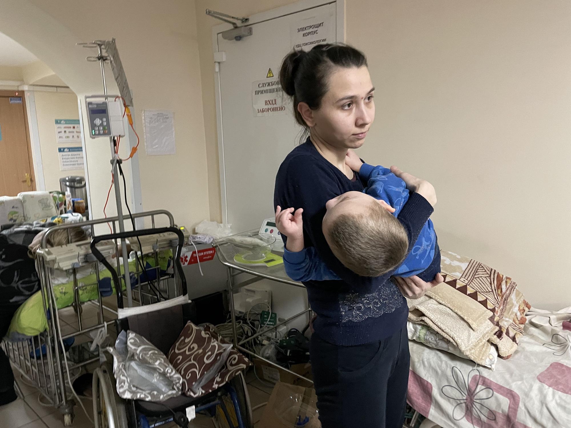 Una madre y su niño en un hospital de Kiev