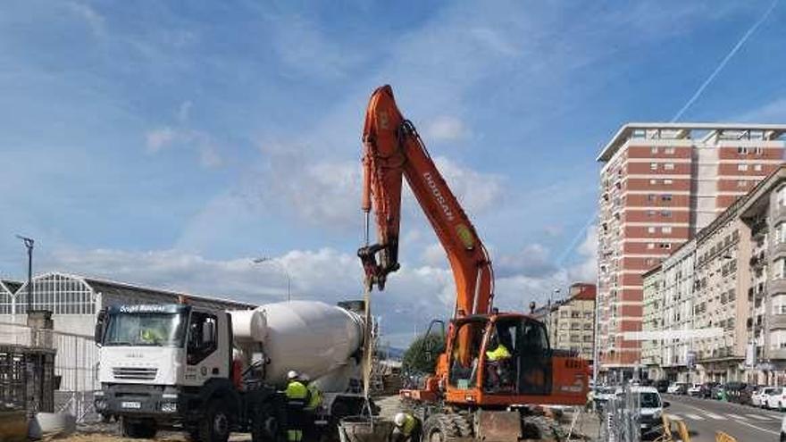 Obras en la avenida de Ourense. // S.A.