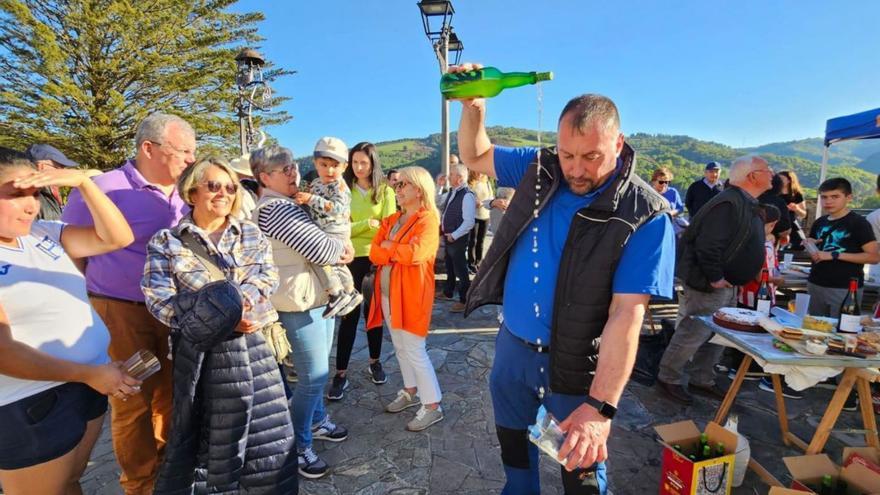 Algunos de los vecinos de Santa Eulalia de Oscos que se unieron a la celebración en la plaza del pueblo. | R. Á. R.