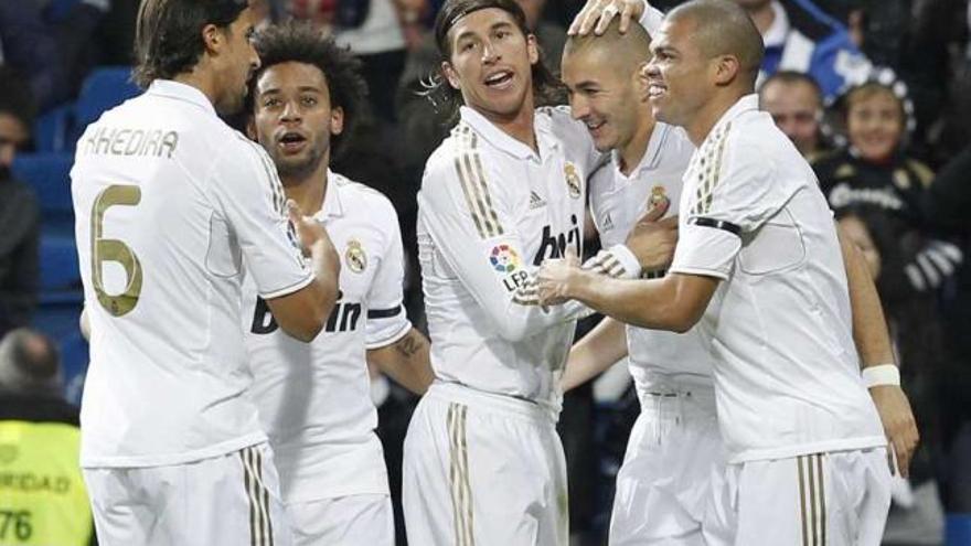 Sergio Ramos, Pepe, Khedira y Marcelo felicitan a Benzema por su gol. / juan carlos hidalgo / efe