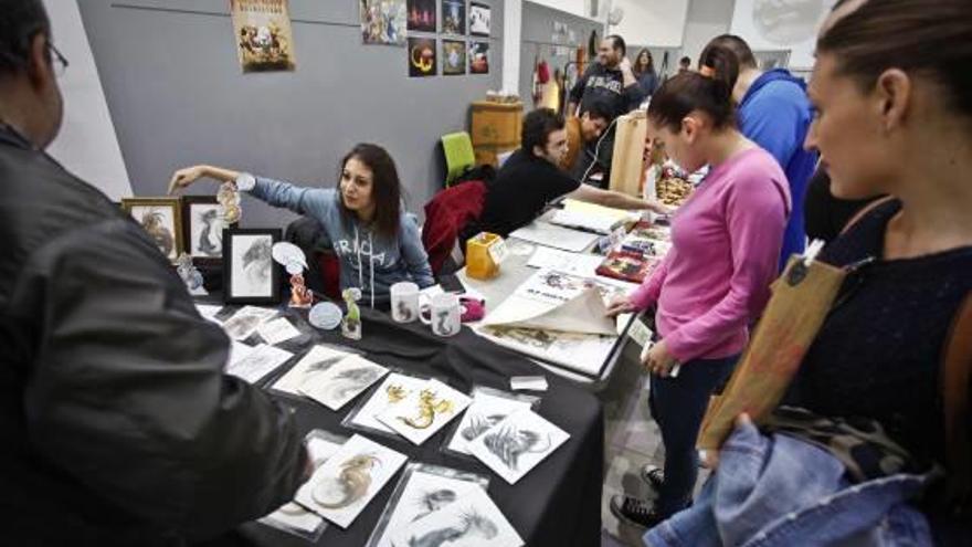 Distintos puestos en la Feria de ilustración, Diseño y Edición de Alcoy.