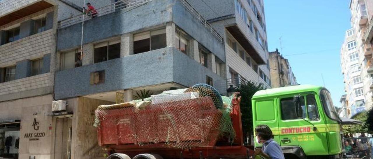 Los operarios retiraron los últimos enseres que había en el interior e iniciaron el desmontaje del local de la calle Castelao.