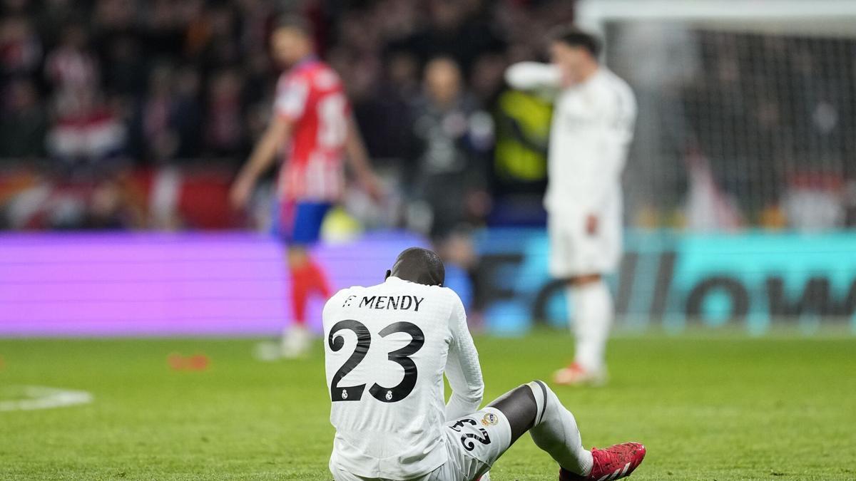 Ferland Mendy cae lesionado en el euroderbi.