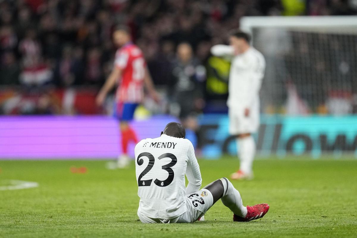 Ferland Mendy cae lesionado en el euroderbi.