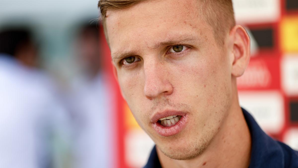 Archivo - El jugador de la selección española y el RB Leipzig Dani Olmo atiende a los medios de comunicación en Las Rozas.