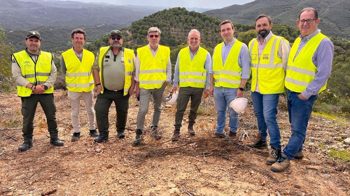 El delegado de Sostenibilidad y Medio Ambiente, Rafael Martínez, junto a técnicos de la Junta y operarios, durante ha una visita al término municipal de Hornachuelos.