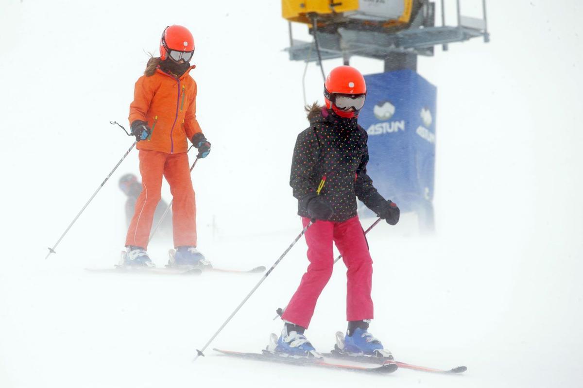 Leonor y Sofía esquiando en Astún