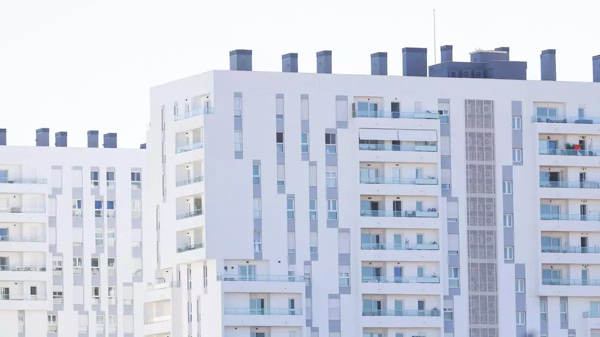 Treinta familias compiten por cada casa que sale de alquiler en València