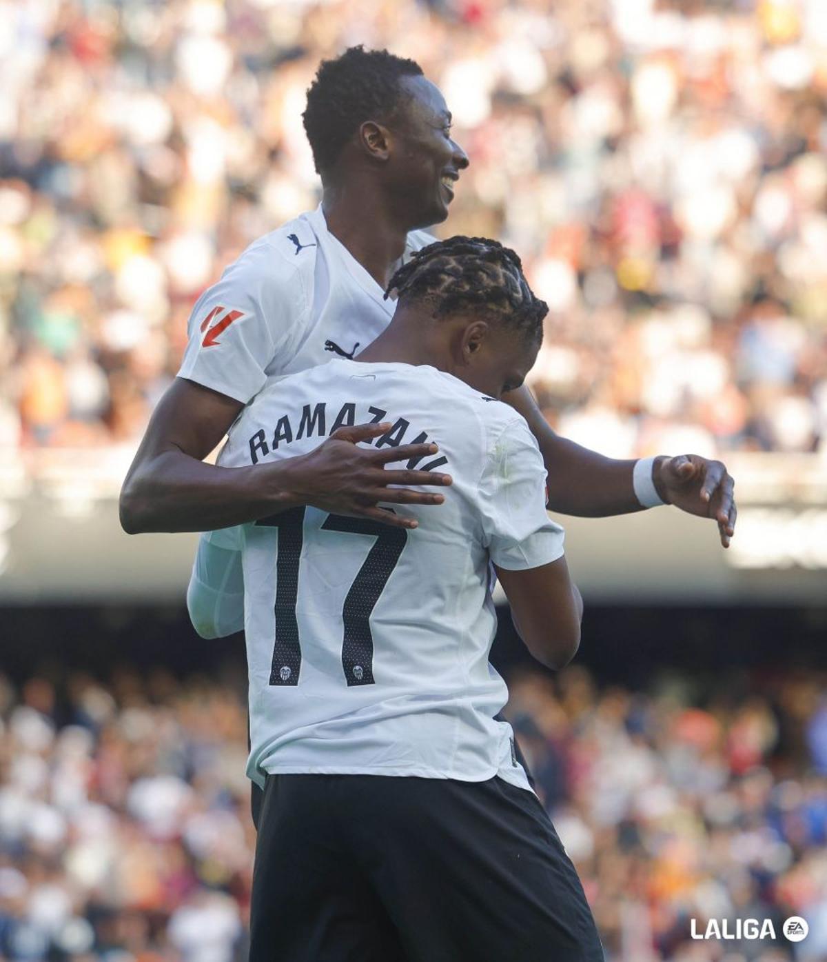 Sadiq abraza a Ramazani después del gol del belga a Osasuna