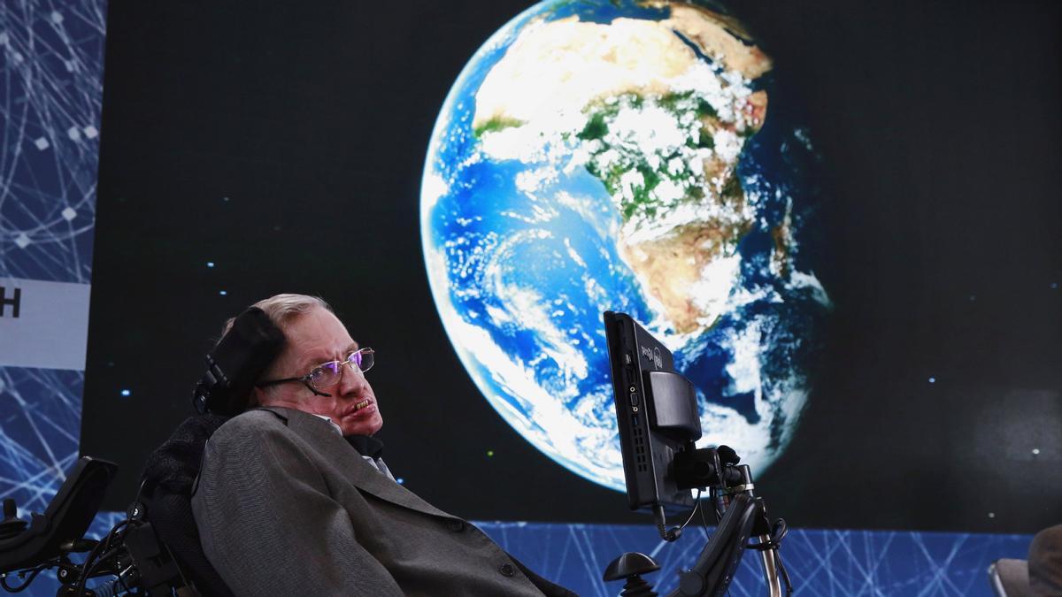 El físico Stephen Hawking durante un anuncio de la iniciativa Breakthrough Starshot con el inversionista Yuri Milner en Nueva York el 12 de abril de 2016. El físico Stephen Hawking durante un anuncio de la iniciativa Breakthrough Starshot con el inversionista Yuri Milner en Nueva York el 12 de abril de 2016.