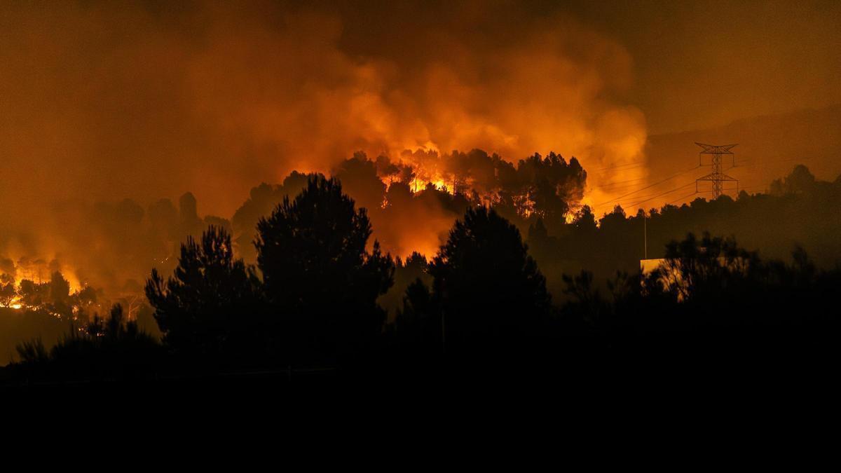 Imatge de l'incendi de l'Anoia des d'Igualada, en una imatge d'arxiu.