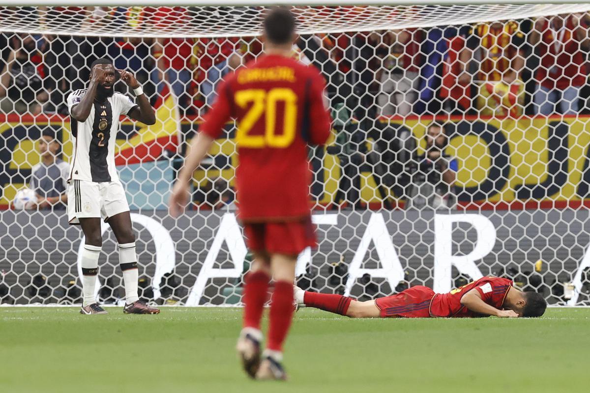 GR7272. AL KHOR (CATAR), 27/11/2022.- Antonio Rüdiger (i) de Alemania reacciona hoy, en un partido de la fase de grupos del Mundial de Fútbol Qatar 2022 entre España y Alemania en el estadio Al Bait en Al Khor (Catar). EFE/ Esteban Biba