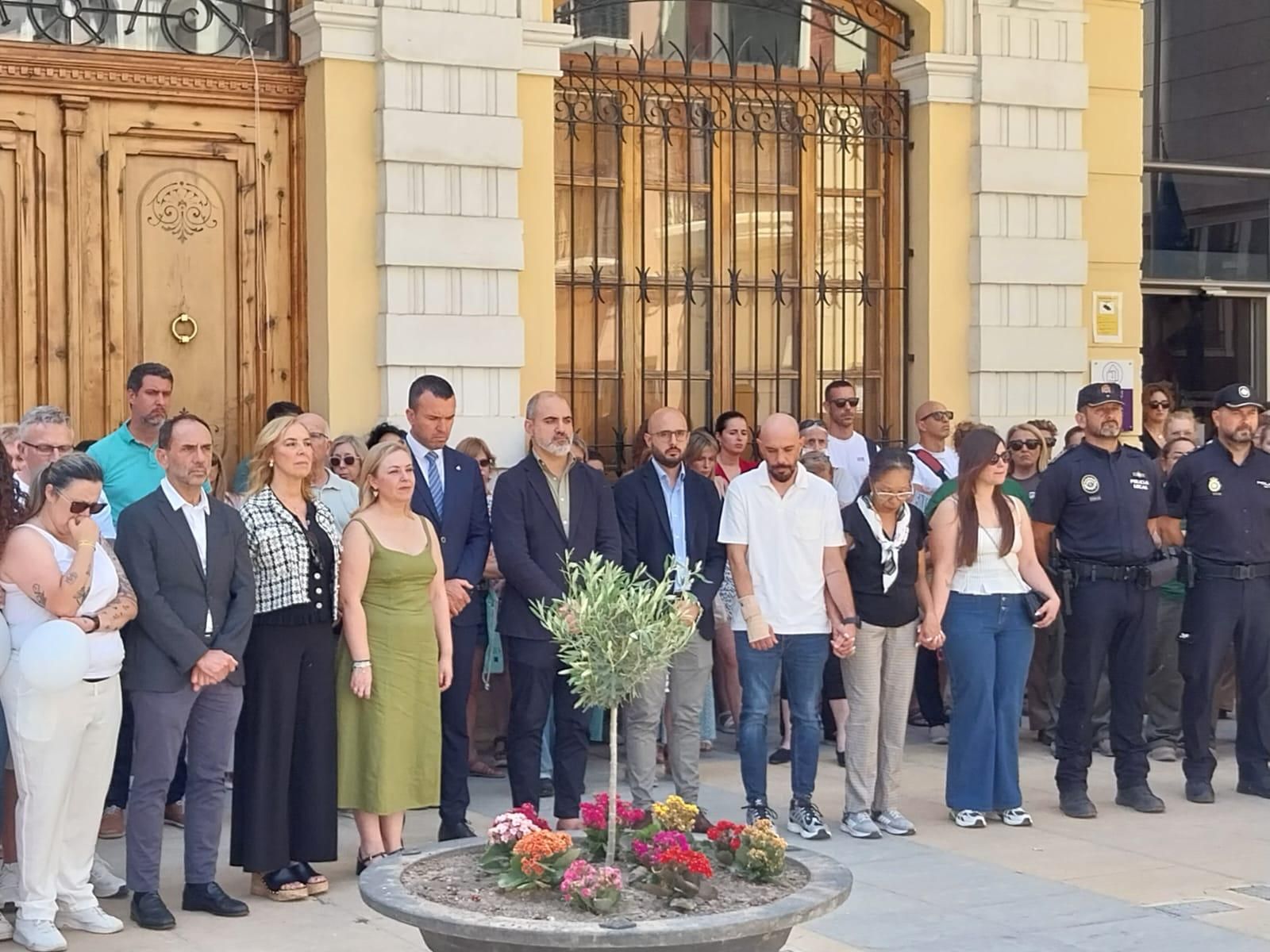 Así ha sido el minuto de silencio en Algemesí tras el doble crimen machista