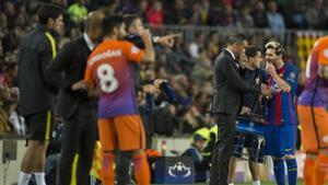 Luis Enrique habla con Messi; Guardiola, con Gundogan, en el Camp Nou.