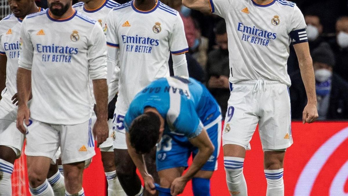 Benzema festeja el segundo gol del Real Madrid. |  // EFE