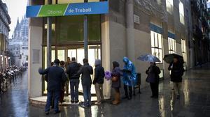 La desocupació supera per primera vegada els 4,9 milions.