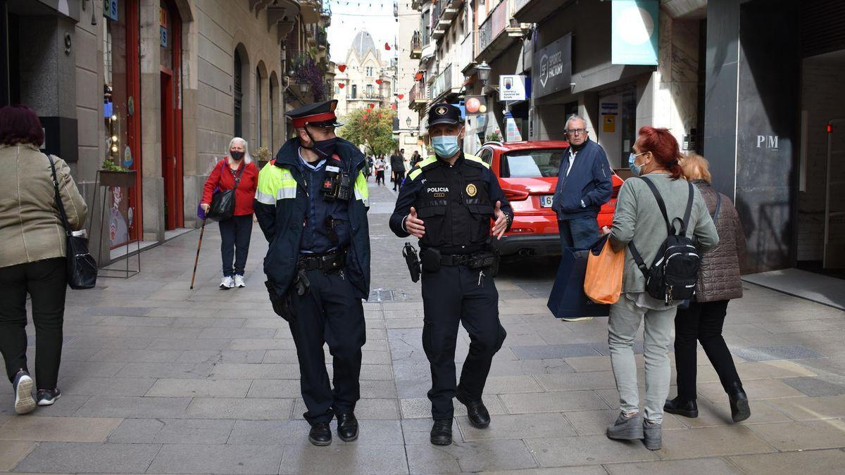 Una patrulla mixta al carrer Guimerà de Manresa