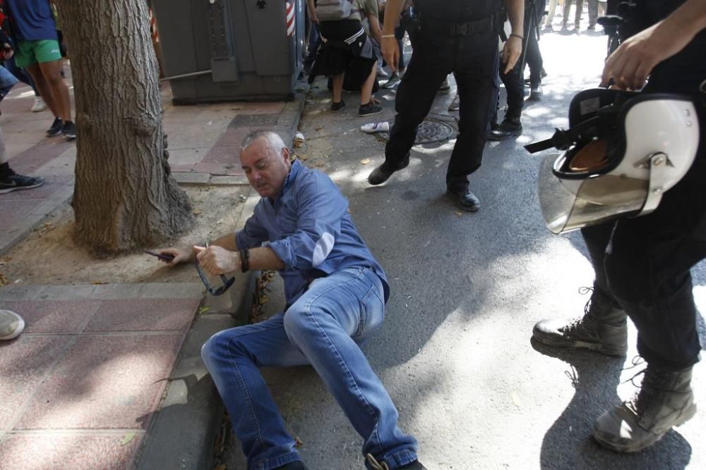 Dos vecinos y un policía heridos durante las prote