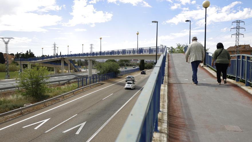 Una nueva pasarela facilitará la llegada en bus a la Academia General Militar