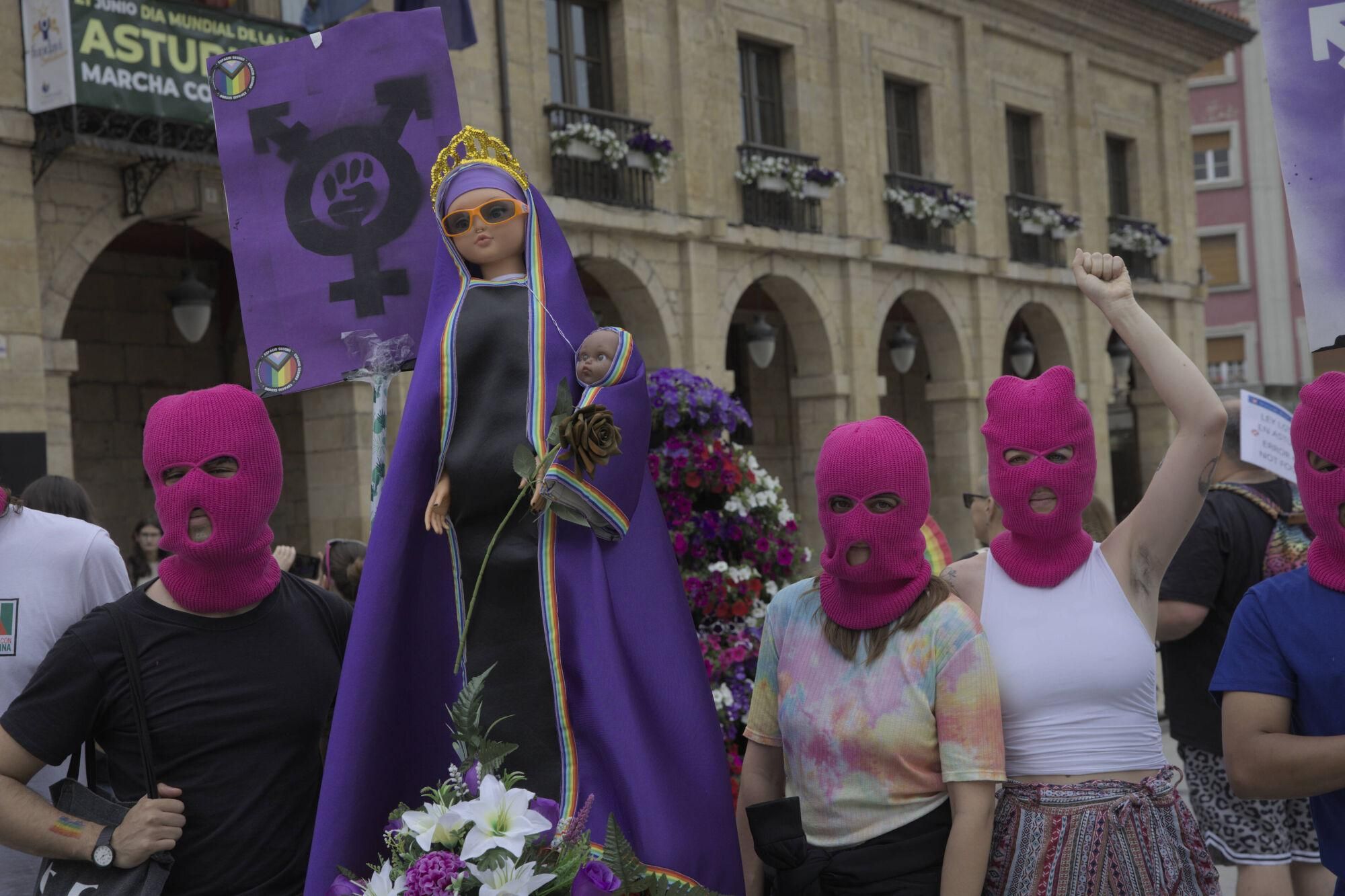 En imágenes: Así fue la manifestación LGTBI de Avilés, con "Santina de Queervadona" incluida