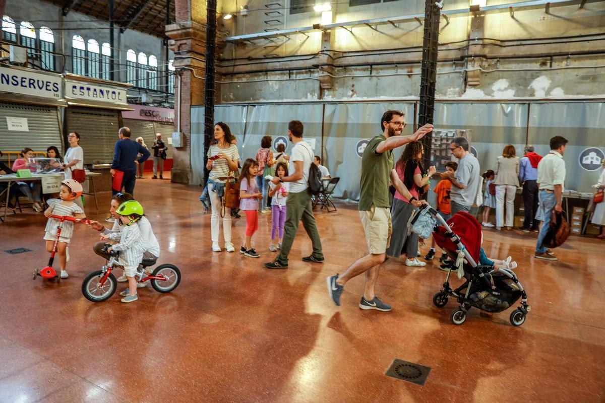 Jornada electoral en el mercado de Galvany de Barcelona