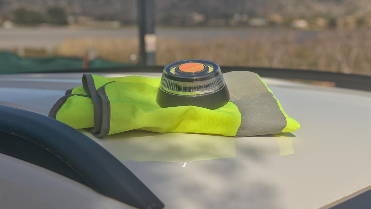 El BOE ya publica la nueva baliza V-27 para los coches, que complementa a la V-16: llega la nueva seña y así afecta a los conductores asturianos