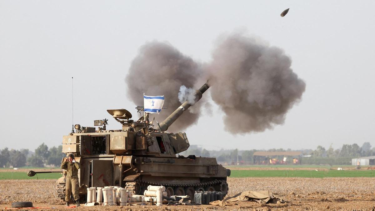 En vehículo armado israelí dispara hacia Gaza, en una imagen del 12 de diciembre del 2023